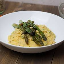 Gruner Spargel Auf Krauter Polenta Veganes Rezept Mangold Muskat In 2020 Rezepte Spargelgerichte Basische Ernahrung