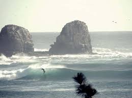 Pantai yang memiliki ombak terbesar di dunia ini tercatat mencapai ketinggian 23.5 meter. 10 Ombak Terbesar Di Dunia Yang Bikin Jantung Berdebar