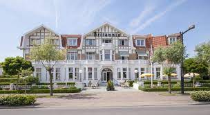 How many people live in the town of knokke? Knokke Heist Cadzand Bad