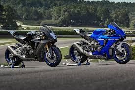 The r1's lift control system (lcs) is updated with more progressive mapping that improves forward drive when the system intervenes. Yamaha Yzf R1 Und R1m Modelljahr 2020 Motorradonline De