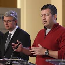 Hamáček se veze na podařené pr vlně. Sundal Si Cerveny Svetr A Spachal Harakiri Hamacek Chce Aby Hasek Vedl Cssd Do Voleb Expres Cz