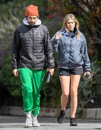 Последние твиты от elizabeth olsen (@velizabetholsen). Elizabeth Olsen And Robbie Arnett Out In Sherman Oaks 03 23 2020 Hawtcelebs