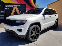 Black And White Jeep Grand Cherokee Jeep Grand Cherokee Limited Avery Dennison Satin Pearl White 3m 1080 Gloss Black Roof Gloss Black De White Jeep Grand Cherokee Black Jeep Jeep Grand Cherokee