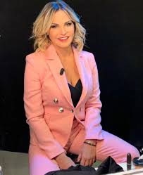 Simona ventura signed a contract for two years with satellite platform sky after almost 10 years spent working at rai bringing good advertising revenue, becoming the queen of rai 2, leaving the company to move to the. Simona Ventura Si Sposa Il Matrimonio Con Giovanni Terzi E Nei Piani