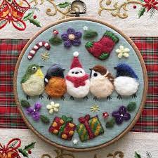 羊毛フェルト刺繍の壁掛けです クリスマスパーティーに集まった小鳥たちの集合写真をイメージしてデザインしました メンバーは左から メジロ ジョウビタキ サンタのシマエナガ すずめ オオルリです 絵柄は薄青緑のリネンに 羊毛フェルトと手刺繍で制作しています