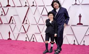 Awards season continued with the academy awards , and with them returned all the glitz and glamour of the red carpet. M Mmszktpj67lm