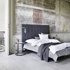 optez pour une table de chevet dans votre chambre tete de lit en velours deco chambre parentale tete de lit deco chambre