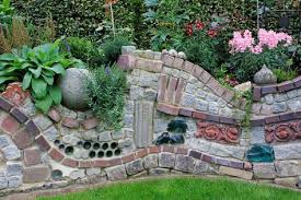 Ruinenmauer Aus Alten Mauerziegeln Garten Gartenmauern Steinmauer Garten