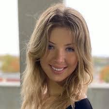 Amanda Delis's Instagram, Twitter & Facebook