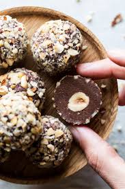 Homemade Ferrero Rocher Are Based On Quality Dark Chocolate And Hazelnut Butter They Are Easy To Make Require 6 Ingredients Are Food Christmas Food Desserts