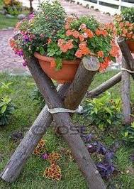 Eingemachte Blumen Die Auf Holzernes Regal In Garten Gelegt Werden Vergrossern Foto Flower Pots Cottage Decor Diy Garden Projects