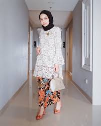 Model baju batik perpisahan batik trusmi info terkait model baju batik perpisahan model baju korea terbaru trend baju korea 2013 cantik 32 model kebaya untuk perpisahan sekolah sma dan smp kali ini kami akan sajikan lengkap gambar contoh dan model kebaya untuk perpisahan. 7 Model Kebaya Hijab Dan Kain Batik Ini Cocok Banget Buat Wisuda Atau Perpisahan Sekolah Anggun Dan Sederhana Semua Halaman Hype