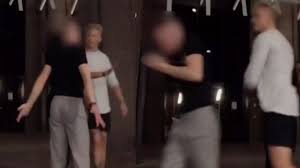Bug atau link rusak/vidio beda chat aja password: Pria Penyuka Sesama Jenis Dipukul Hingga Berdarah Saat Bikin Video Tiktok