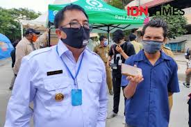 Setelah mengisi formulir, ia lanjut ke loket pendaftaran. 3 Pegawai Bapenda Kaltim Positif Covid 19 Samsat Balikpapan Ditutup