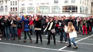 The original usa iso is the official release it has english voices. Flashmob Pour Les 100 Ans Du College Jeanne D Arc De Cambrai By L Observateur Du