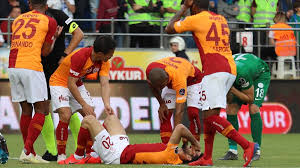 Süper lig takımlarından galatasaray'da forma giymektedir.1. Galatasaray Da Emre Akbaba Soku
