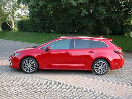 Cu o abordare complet nouă în ceea ce privește designul și ingineria. Toyota Corolla 2 0 Hybrid Touring Sports Road Test Wheels Alive