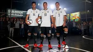 Das neue dfb auswärtstrikot 2020 mit den 4 weltmeistersternen. Die Em Trikots Des Dfb Teams Seit 1960 Zdfmediathek