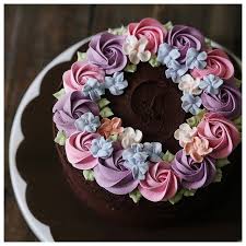 Complete with chocolate decorate treats, mini bottle of fizz and golden topper! Bake With Love ì‚¬ëž'ìœ¼ë¡œ ë² ì´í‚¹ On Instagram When My Customers Said It Was Their Best Buttercream Cake Ever I Will Be Like Cake Buttercream Cake Cake Decorating