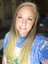 Introduction to a makeup and art enthusiast