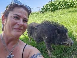 Meet Slim Shady, my Boarfren! We fell for each other day one!