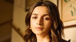 After Alia Bhatt's clarification on 'Botox gone wrong' controversy, doctor  who made claims speaks up: 'There is a dip movement when she speaks…' |  PINKVILLA