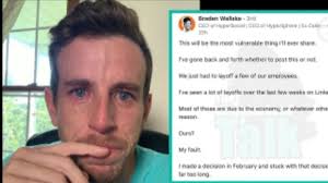 Un empresario despidió a empleados, publicó una foto llorando y generó  debate en las redes