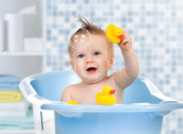 Viele ratgeber im internet berichten zwar, dass man. Badezeit So Gewohnt Ihr Euer Baby Ans Baden Babynews De