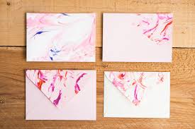 Diy Papier Und Briefumschlage Selbst Marmorieren Mit Rasierschaum Nomoreboringenvelopes Auf Blog Papierdirekt De In 2020 Rasierschaum Marmoriertes Papier Papier