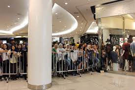 For the episode, the seven regular cast members of the show had to invite 100 guests in a relay format, with the filming lasting 10 hours. Running Man Challenge Hydrate By 100plus With Lee Kwang Soo Miriam Merrygoround