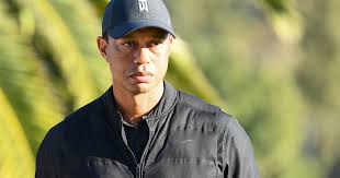 Inzwischen wird er in ein anderes krankenhaus verlegt. 2021 Das Zerschmetterte Auto Von Tiger Woods Wird Nach Einem Schrecklichen Unfall Vollstandig Zerstort Als Das Fahrzeug Abgeschleppt Wird Gettotext Com