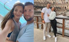 He brought even more attention. Tim Tebow American Football Star Christian Family Bhw Christian Families Tim Tebow Tim Tebow Wife