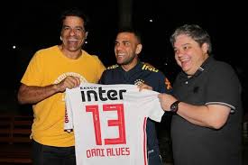 Técnico da seleção olímpica elogia daniel alves: Lateral Daniel Alves Tem Acerto Verbal Com O Sao Paulo Diz Site Veja