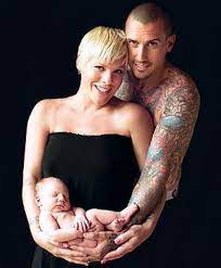 P nk willow sage hart p nk s daughter a million dreams a million dreams reprise.mp3. Carey Heart Pink Carey Hart Willow Sage Hart Neue Baby Produkte Foto Baby Sangerin Pink