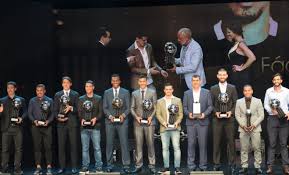 Bola de prata é uma premiação anual do futebol brasileiro, criada em 1970 pela revista placar, e organizada pela espn desde 2016, que elege os melhores jogadores do brasileirão. Trofeu Espn Bola De Prata Sportingbet Premia Os Melhores Do Brasileiro Tela Viva News Tela Viva News