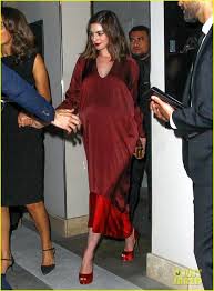 Anne hathaway is being talked about for her beauty but what about the fact that her husband looks very similar to william shakespeare and william shakespeare's wife's name was. Anne Hathaway News May2016 Gazette Du Bon Ton