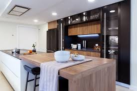 Descubre esta cocina blanca y madera con muebles de cocina modernos hechos a medida, con un gran espacio de almacenaje alrededor de la encimera snack. Blanco Negro Y Madera Una Cocina Mestiza En Madrid Cocinas Rio