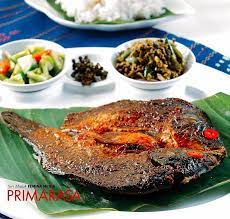 Siapa Bisa Menolak Kelezatan Ikan Bakar Yang Dicocol Sambal Sambil Menyuap Nasi Panas Cicipi Saja Menu Ikan Bakar Sambal Anda Ikan Bakar Bawang Putih Pisang