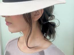 脱いでも崩れない 夏の帽子に似合う ゆるふわ アレンジ10選 locari ロカリ キャップ ヘアアレンジ ヘアアレンジ 美髪