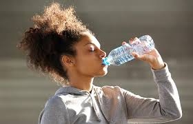 For a female, aged 35, weighing 165 lbs and with a moderately active lifestyle, the daily water intake is of around 107.3 ounces or approximately 3.2 liters or 13.4 cups. How Much Water To Drink In A Day To Lose Weight