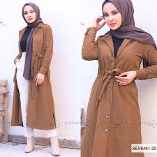 Boydan Dugmeli Model Olan Taba Renkli Trenckot Yeni Sezon Modelleri Arasinda Yer Almaktadir Klasik Yakaya Sahip Olan Trenckotun Beli Ku Kiyafet Giyim Trenckot