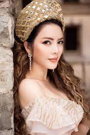 Lý nhã kỳ được biết đến là mỹ nhân nức tiếng của showbiz việt với số tài khoản khổng lồ với lượng kim cương, hột xoàn nhiều vô kể. Ly Nha Ká»³ Hoa Cong Chua Lá»™ng Láº«y Vá»›i Phong Cach Hoang Gia Vietnamnet