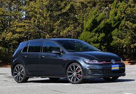 魅力あるコスパ車を探そう Vwゴルフの完成形 Gtiパフォーマンスに惹かれるこれだけの理由 Car And Driver