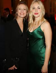 Side heart, the young woman is also known for having lived a beautiful and great love story with jean dujardin, an actor whom she met for the first time on the set of the series which. Alexandra Lamy Chloe Jouannet Retrouvailles Entre Trois Generations Pour La Fete Des Meres Elle