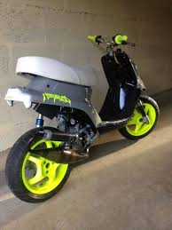 Booster Gris Jaune Fluo Pot Malossi Valentino Rossi Scooter Yamaha Scooter Personnalise Valentino Rossi