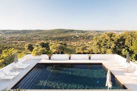 Enjoy a balcony, cable/satellite tv, and 2 bathrooms. La Renovation D Une Ferme Ancienne Au Portugal Planete Deco A Homes World Hotels Portugal Vacation Home Rentals Vacation Home