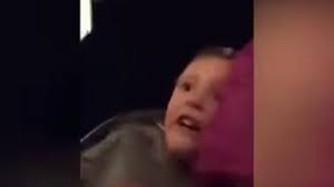 Padre salva a su hijo de caer de montaña rusa en movimiento (video)