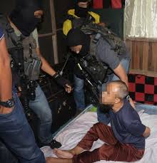 Polis kelantan mengesahkan pihaknya memohon bantuan unit bom bukit aman bagi mencari punca sebenar insiden letupan. 4 Perkara Yang Korang Tak Tahu Pasal Special Branch Unit Polis Malaysia Yang Paling Misteri Soscili