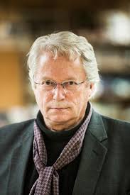 Anmeldelse bok Per E. Hem «Finn-Erik Vinje. En språkets mann»: Biografien  tar føre seg språkkjendisen Vinje, ikkje språkforskaren. Av naturlege  grunnar, skriv Leiv Inge Aa