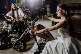 Wake up to life every morning with your engine running with bmw. Biker Hochzeit Zwei Paare Beim Rockigen Kuessdiebraut Fotoshoot